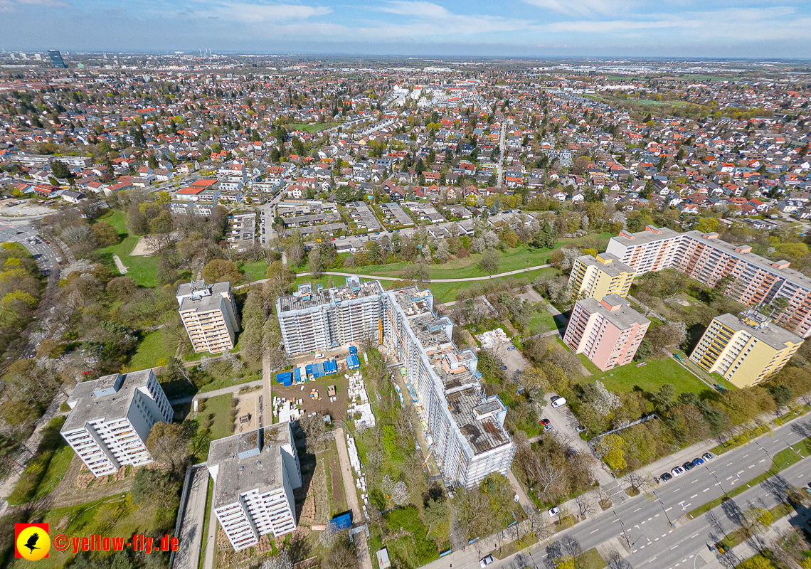 21.04.2023 - Baustelle Fassadensanierung am Karl-Marx-Ring 11-21 in Neuperlach